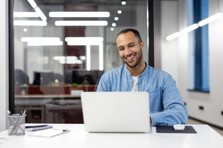 Hombre frente a un computador